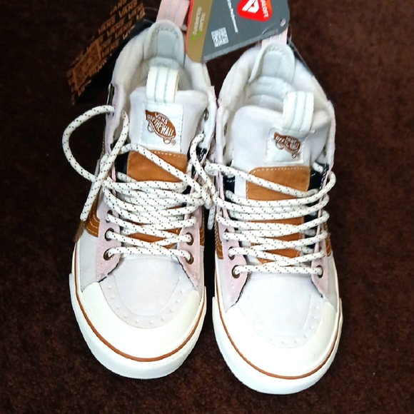 VANS - Picture 1 of 7
